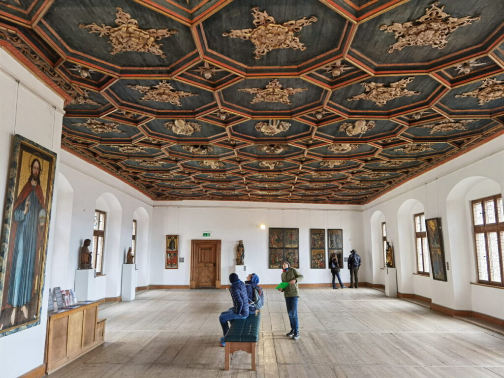 Füssen Sehenswürdigkeiten - das Hohe Schloss mit dem beeindruckenden Rittersaal