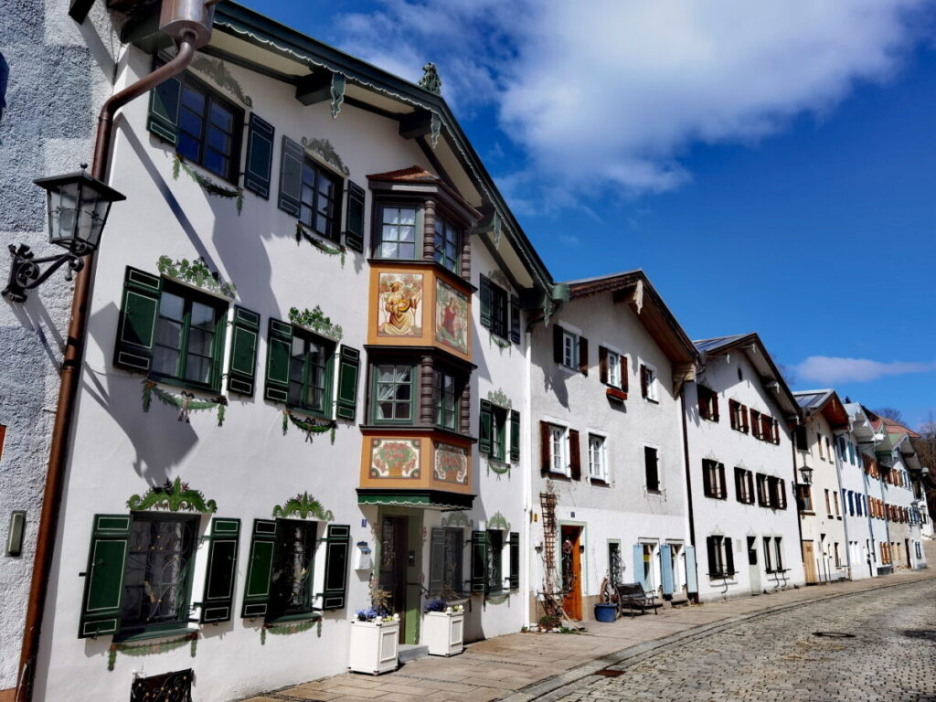 Die historischen Häuser in der Spitalgasse sind auch sehenswerte Füssen Sehenswürdigkeiten