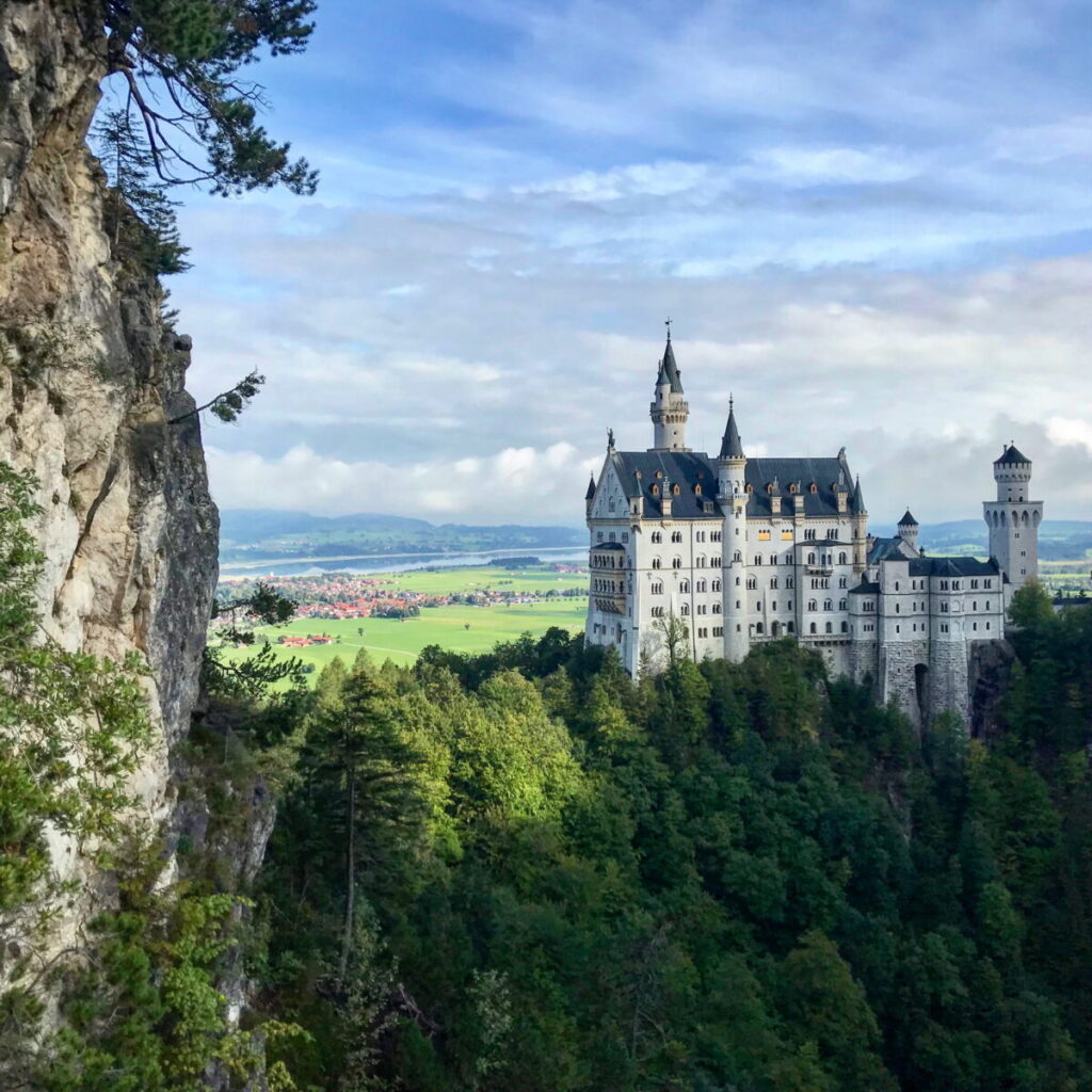 Weltbekannte Füssen Sehenswürdigkeiten - das Schloss Neuschwanstein von der Marienbrücke gesehen