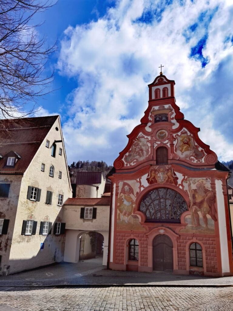 Füssen Sehenswürdigkeiten - die herrliche Fassade der Heilig-Geist-Spitalkirche