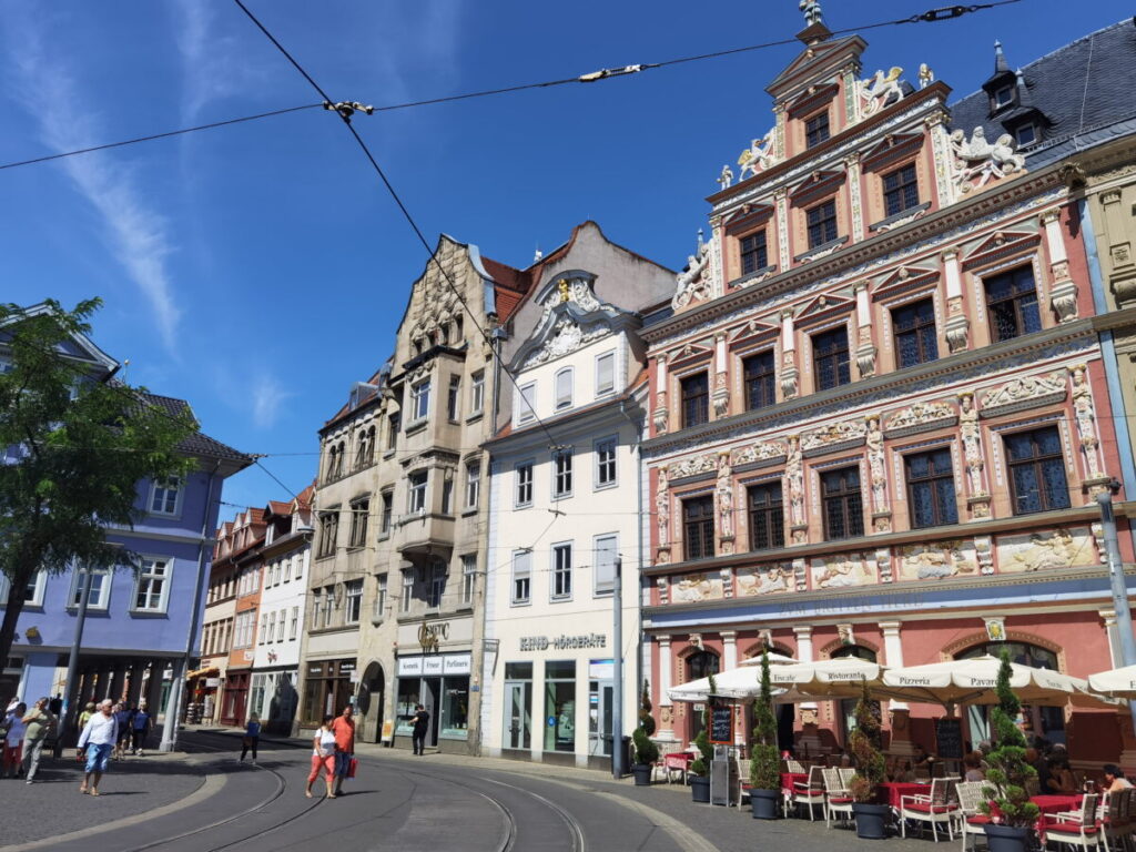 Die schmucken Häuser am Fischmarkt sind ebenfalls Erfurt Sehenswürdigkeiten