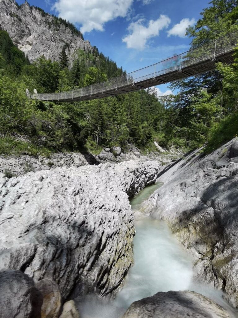 Berchtesgaden Sehenswürdigkeiten im Nationalpark - das Klausbachtal mit seiner Hängebrücke