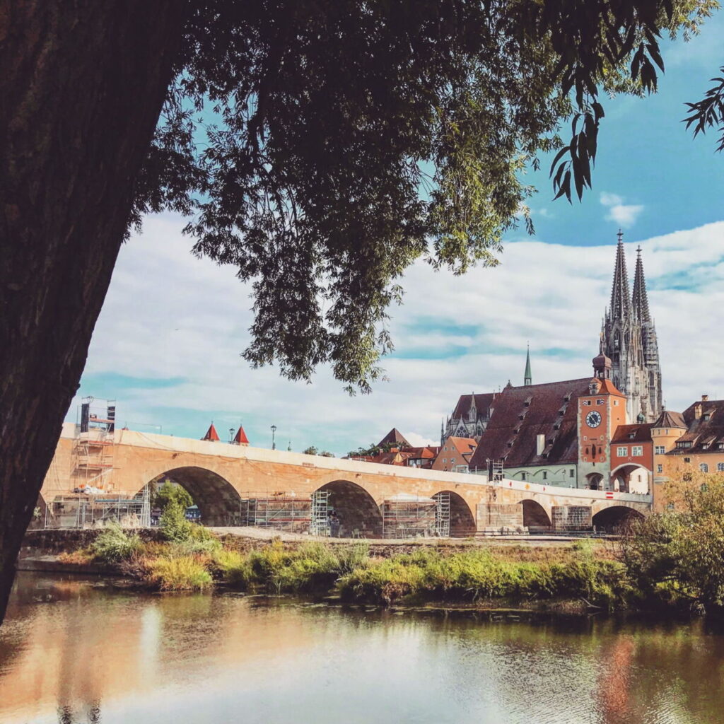 schöne Städte Bayern - die historische Altstadt Regensburg mit der Steinernen Brücke an der Donau