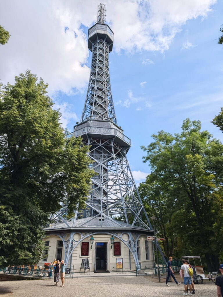 Sehenswürdigkeiten Tschechien Geheimtipp: Der Petřín Turm in Park - erinnert an den Eifelturm!