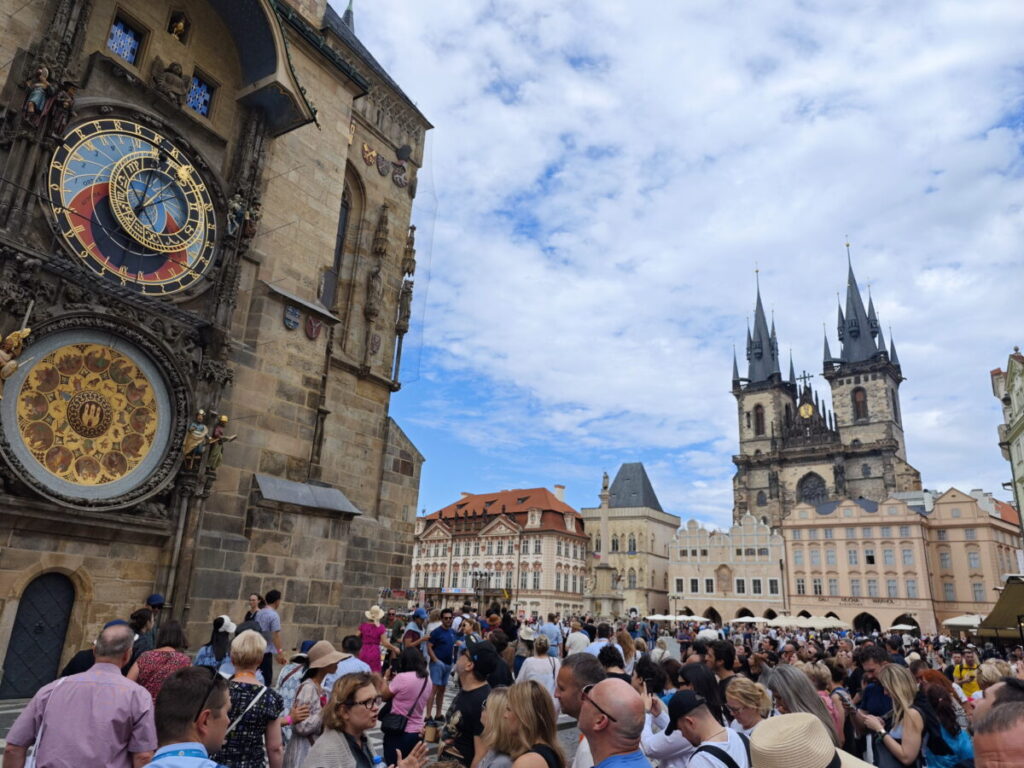 Der Altstädter Ring ist eine der kostenlosen Prag Sehenswürdigkeiten - besonders sehenswert ist die Astronomische Uhr am Rathaus