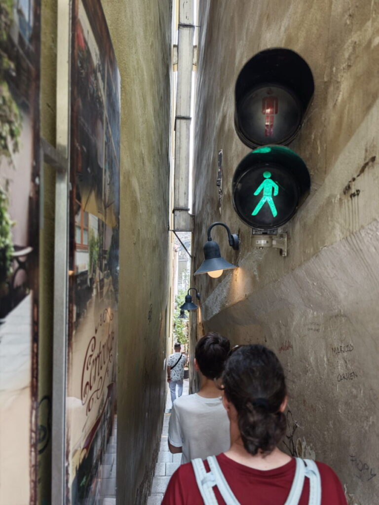 Prag Sehenswürdigkeiten: Die engste Gasse Prags - mit Ampelregelung